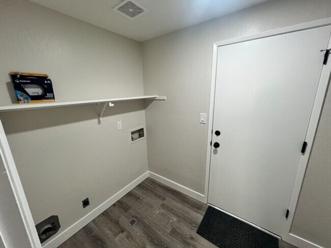 Building Photo - Refreshed Sparks Three Bedroom - Front Landscaping Included