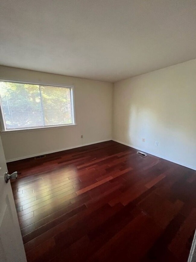 Building Photo - 2 Bd / 1 Ba Kirkland Condo