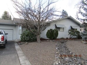 Building Photo - 3 bedroom, 2 bathroom, in East Medford