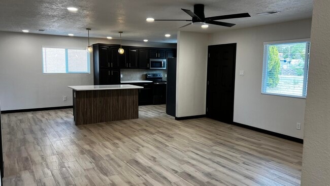 Building Photo - 905 La Charles Dr NE