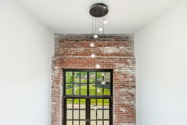 Building Photo - 3003 W Glenwood Ave