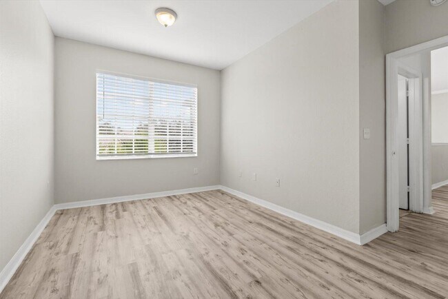 Building Photo - 559 SE Prescott Pl