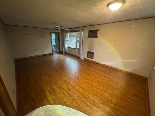 Building Photo - 4914 Durbin Ave