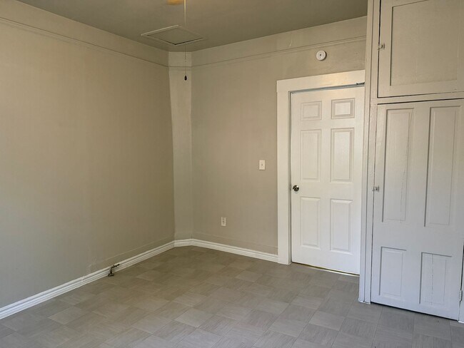 Building Photo - Single Story 2-Bedroom Home Ready for Move In!