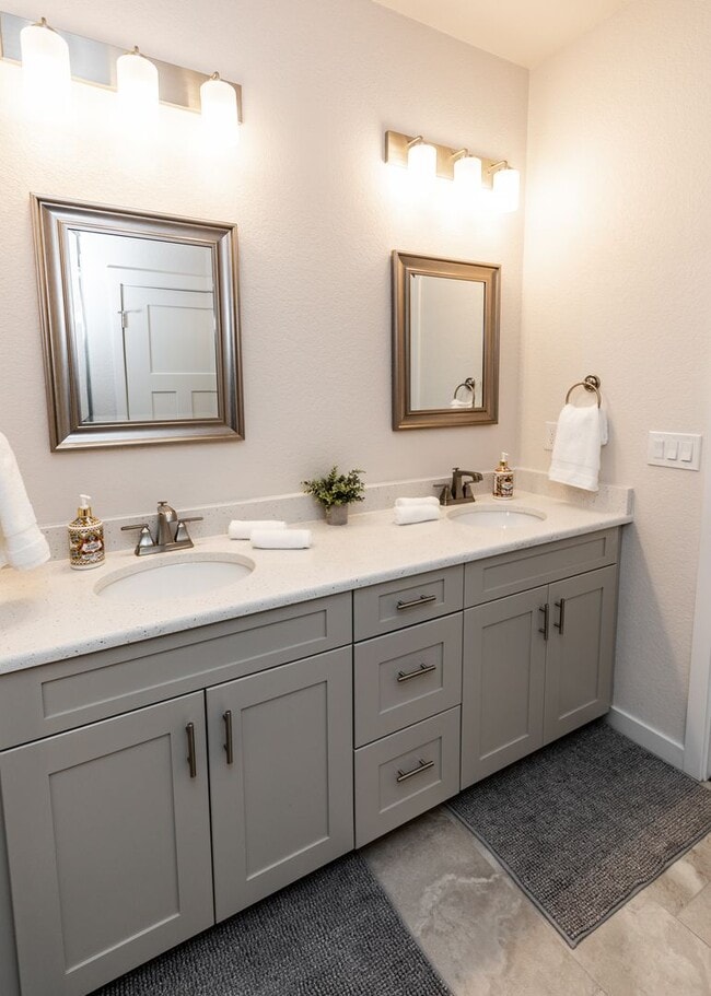 Building Photo - Fully Furnished 3 Bedroom 2.5 Bath Luxury Townhome by Garden of the Gods