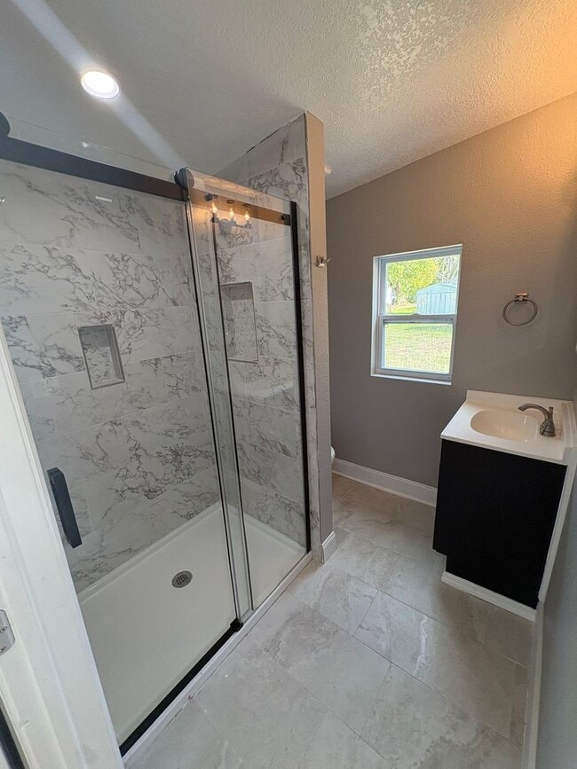 Building Photo - 3 Bed / 2 Bath Single-Family | Effective Rent After Credit