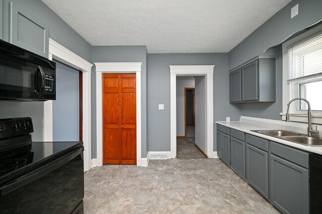 Building Photo - Large 4 Bedroom/2 Bath Home For Rent