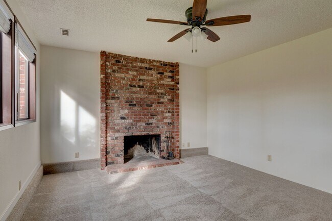 Building Photo - Large Private Rural Home Just West of Downtown Oak Harbor on 5 acres