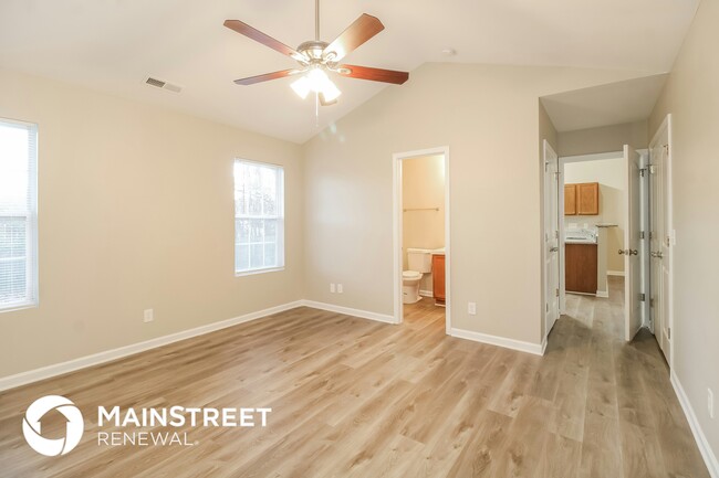 Building Photo - 3923 Springbrook Dr