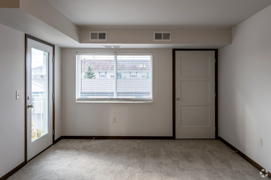 2BR, 2BA - 970SF - Living Room - Birch Grove Estates