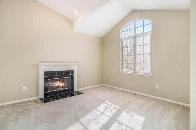 Building Photo - 5974 Versailles Ave E