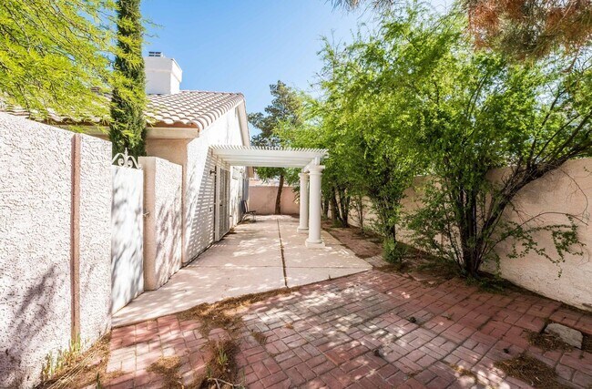 Building Photo - Stunning 3 Bedroom home!