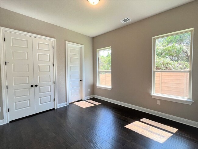 Building Photo - Georgeous 5-Bedroom in the Three Points Community