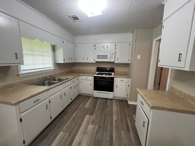 Building Photo - 3 bedroom 1 bathroom off Kicker Rd