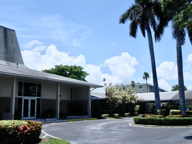 Building Photo - 2855 Garden Dr N