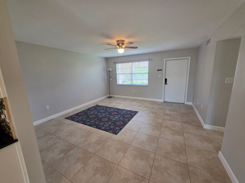 Building Photo - 665 Palm View Dr
