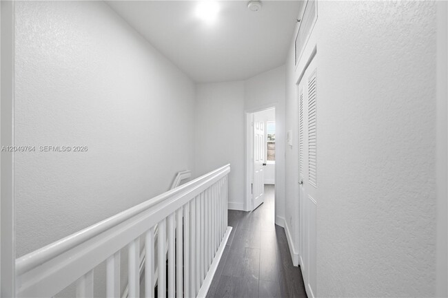 Building Photo - 725 SW 148th Ave