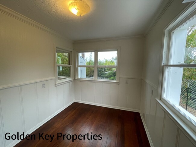 Building Photo - Charming farmhouse available in rural Vist...