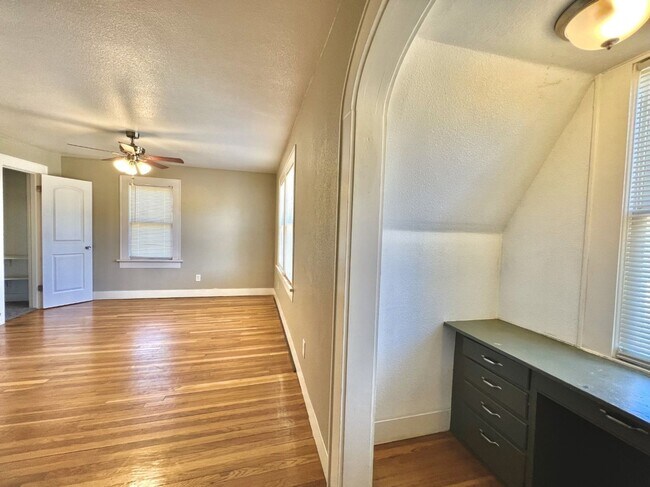 Building Photo - MOVE IN SPECIAL! Gorgeous Vintage home!