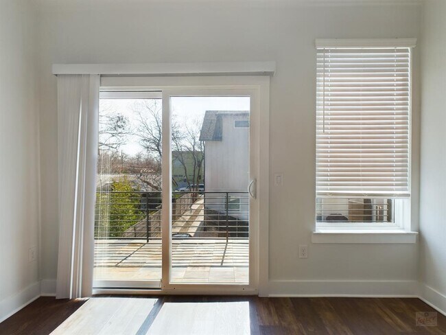 Building Photo - 1402 W 51st St