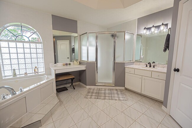 Building Photo - 1193 SW Live Oak Cove