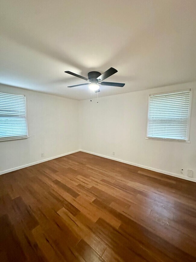 Building Photo - Location is Everything! Great West Side 2 bdmr/1 bth Available Now!