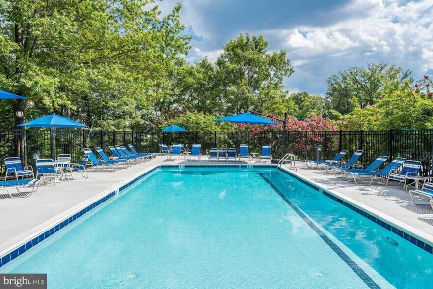 Pool - 1276 N Wayne St