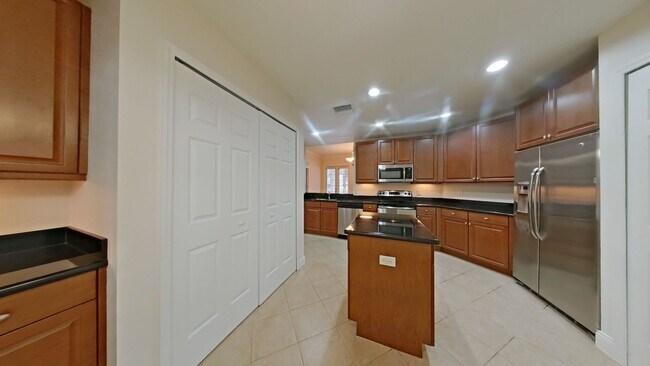 Building Photo - Unique Luxury 3/2 Condo in Reunion