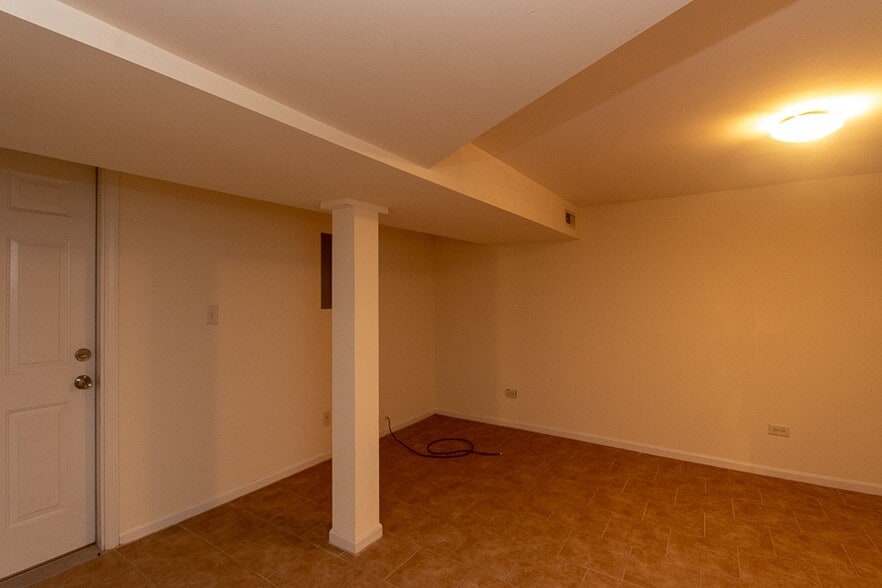 Building Photo - 1260 N Greenview Ave