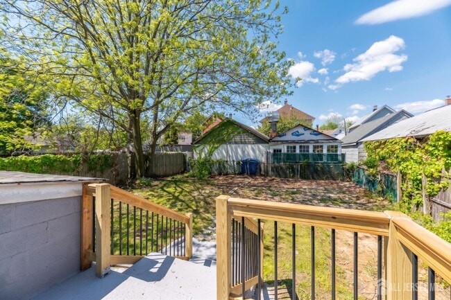 Building Photo - 10 Lincoln St
