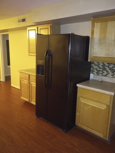 Building Photo - 2050 SW Pheasant Dr