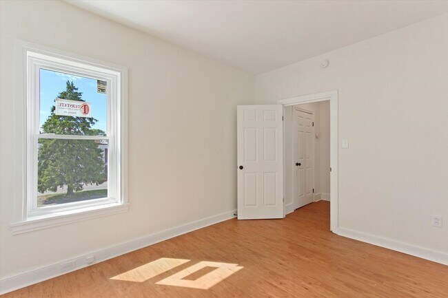 Building Photo - Coming Soon! Bright 3 Bedroom, 1.5 Bath Ho...