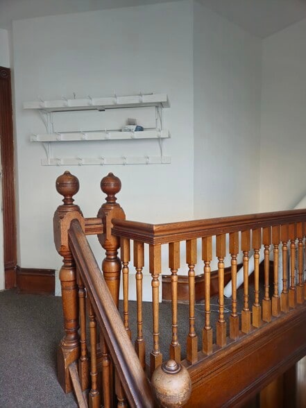 Building Photo - 912 E 2nd St