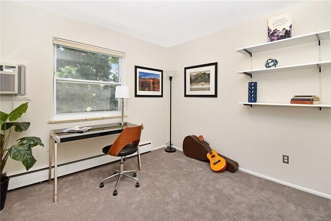 Building Photo - HIGHLY DESIRABLE West Pearl 2 Bed 1 Bath Top Floor Condo-Available August 5th!