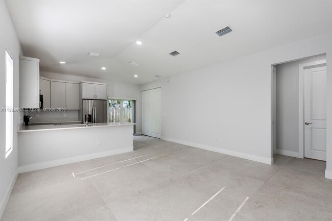 Building Photo - 513 6th Ave S