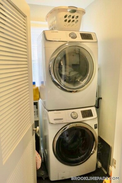 Building Photo - 281 Walnut St