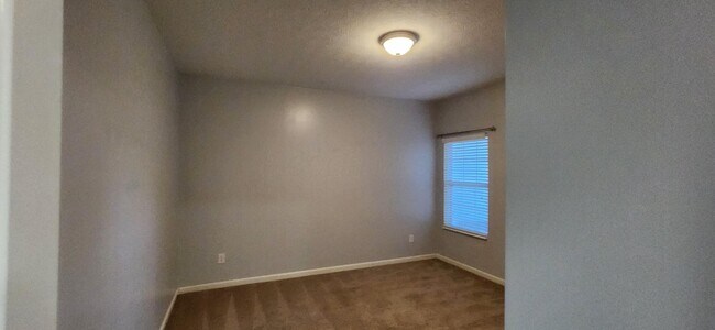 Building Photo - 590 Redwood Ln