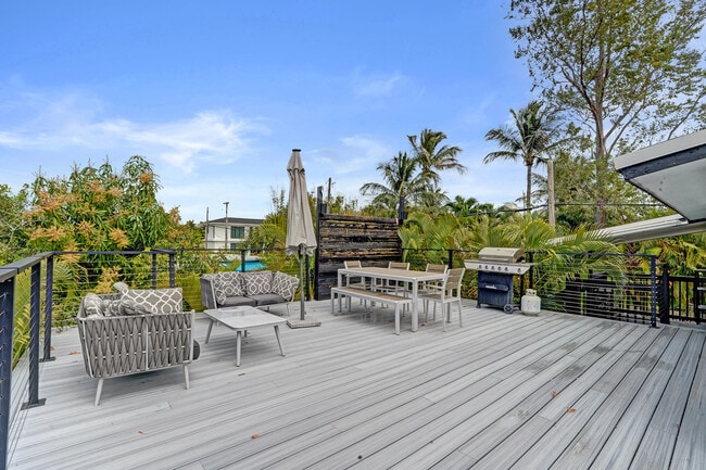 Building Photo - 311 SE 3rd Ave