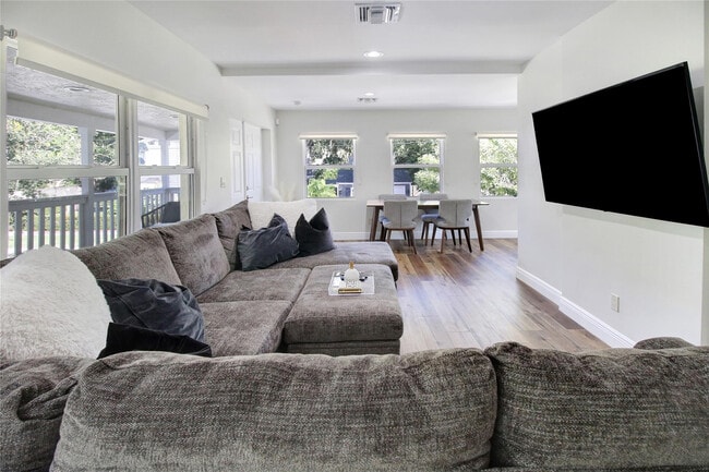 Building Photo - 211 SE 16th Ave