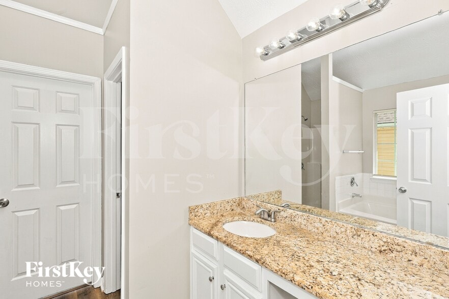 Building Photo - 2896 Two Lakes Cir