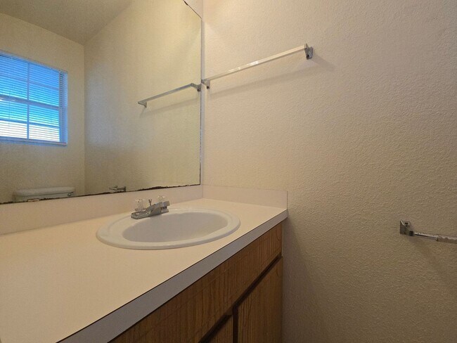 Building Photo - RENT SPECIAL - AVAILABLE NOW!