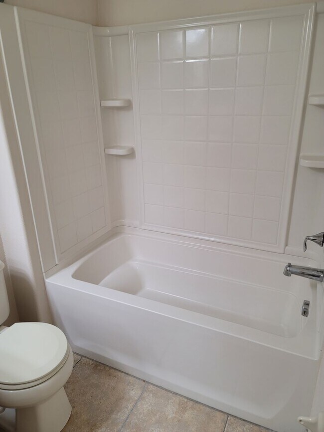 Building Photo - Beautiful Townhome in the Heart of New Tampa!