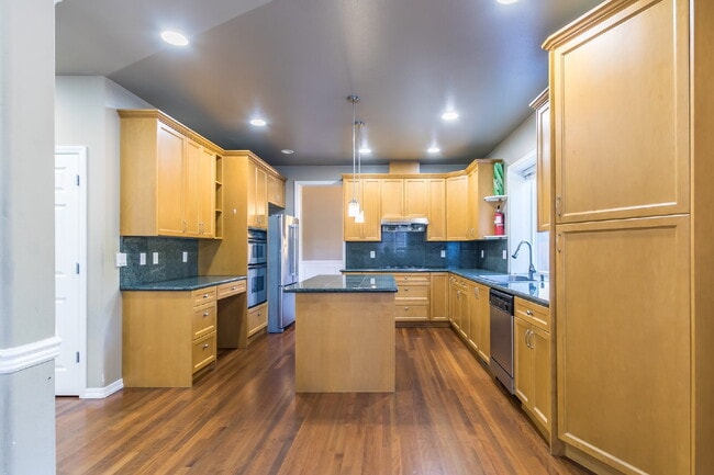 Building Photo - Spacious 4-Bedroom Haven in Kent with 2.5 Bathrooms and 2,570 Sq Ft of Comfort!