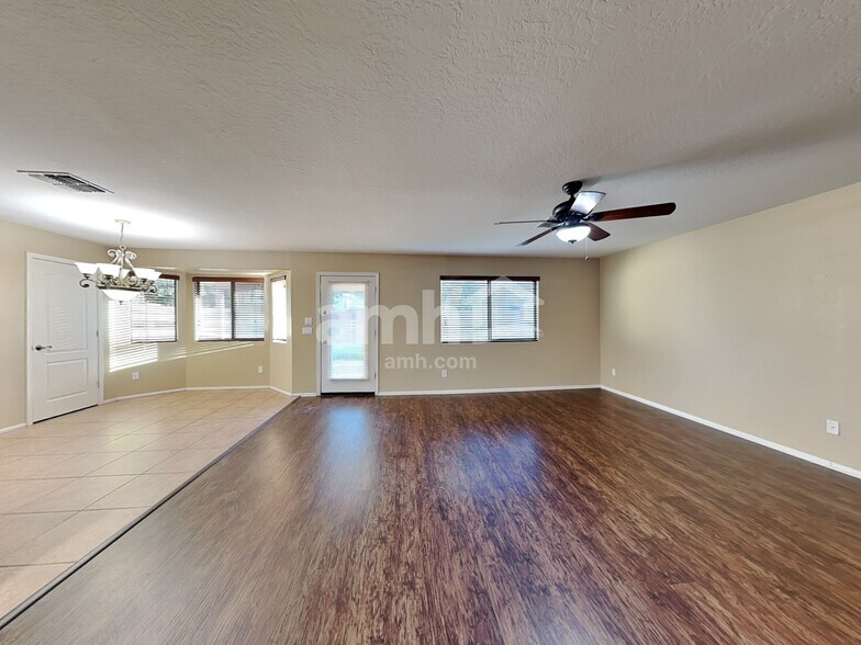 Building Photo - 433 E Penny Ln