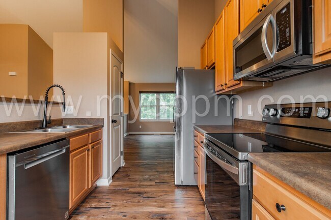 Building Photo - Available NOW! | 3 Bedroom / 2 Bathroom Home | Bennington