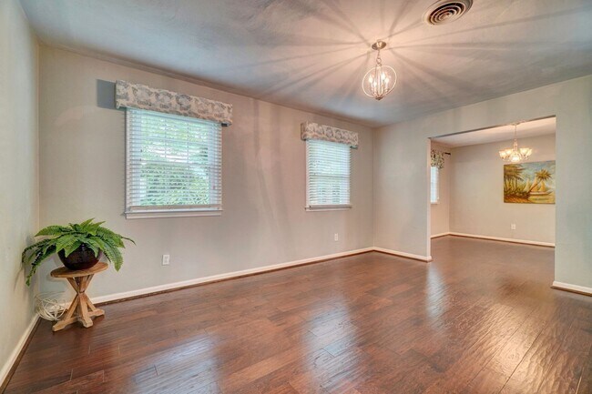 Building Photo - Fabulous 4-Bedroom Great Neck Home Ready 0...