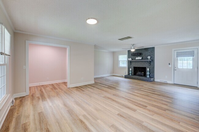 Building Photo - 617 Windemere Rd