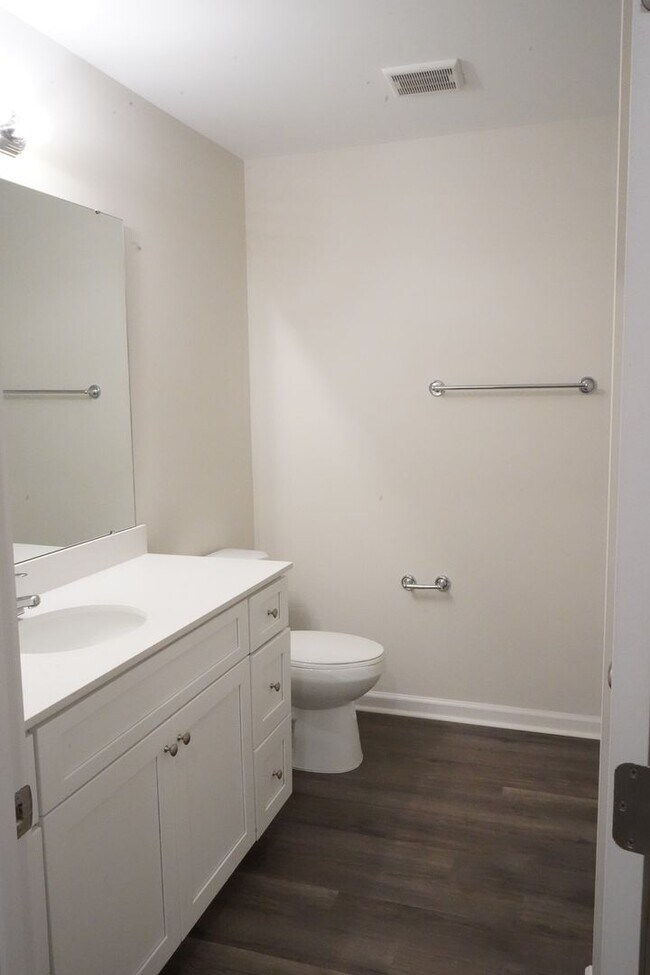 Building Photo - AVAILABLE NOW!