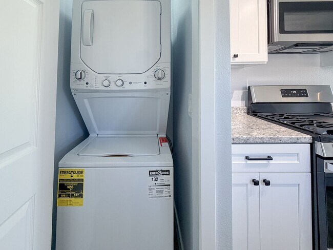 Building Photo - 502-504 E Hemlock- LT