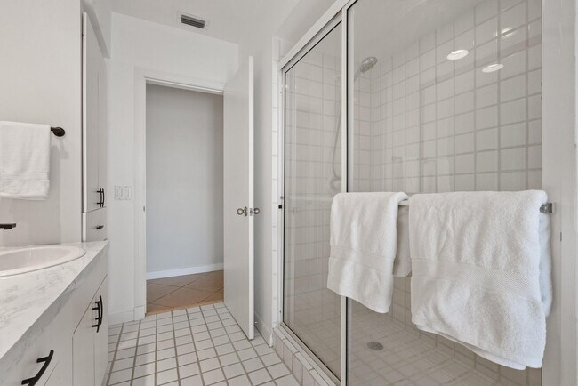 Building Photo - 3080 NE 43rd St